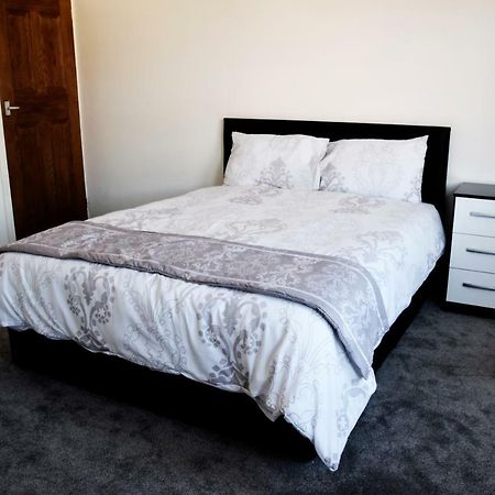 Central 2 Bed Apartment Лестър Екстериор снимка